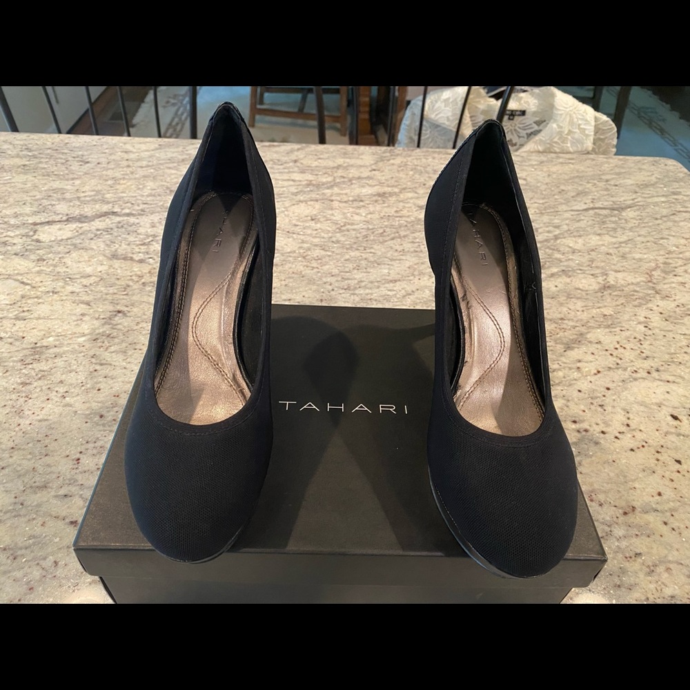 Tahari Ladies shoes; black; size 8.5